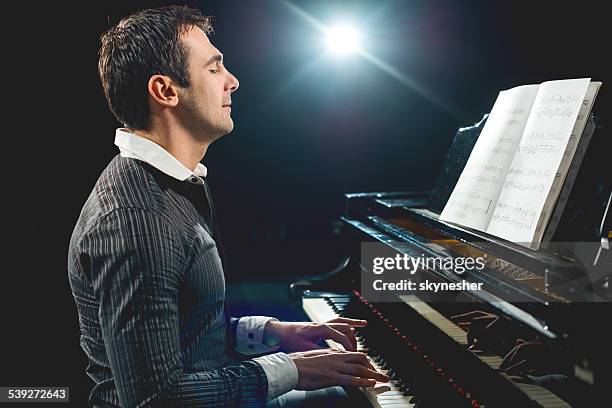 pianista maschile. - pianista foto e immagini stock