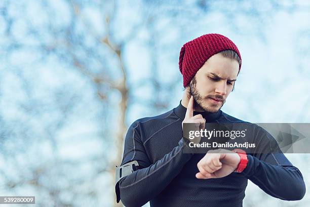 tomando un descanso y control de pulso - frecuencia fotografías e imágenes de stock