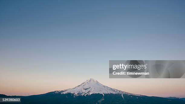 monte hood atardecer con espacio de copia - mt hood national forest fotografías e imágenes de stock