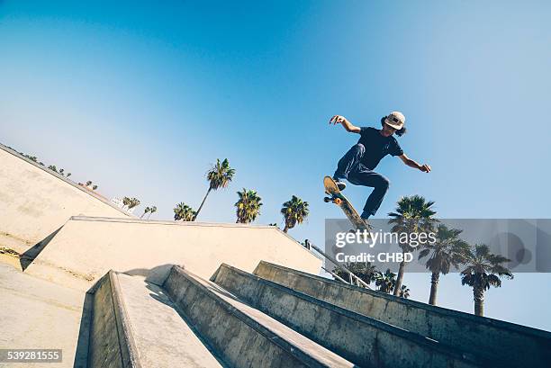 skateur los angeles - venice california photos et images de collection