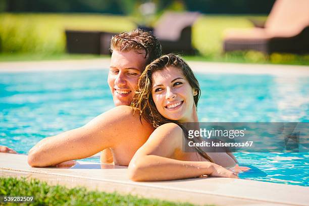 joven pareja en la piscina - girls in hot tub fotografías e imágenes de stock