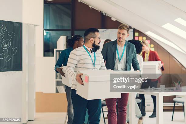 negocios equipo arranque de pasar a la nueva oficina. - cambio de oficina fotografías e imágenes de stock