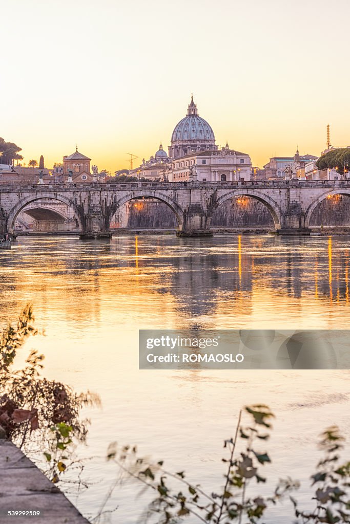 Basílica de São Pedro no Vaticano Roma, Itália, ao pôr do sol,