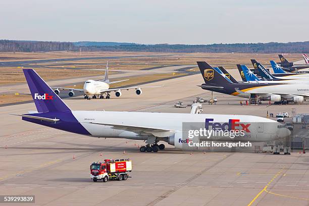 l'aéroport de cologne/bonn - fedex station photos et images de collection