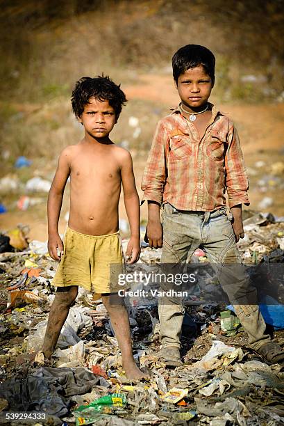 retrato de dos niños de la india rural asiática - indian slums fotografías e imágenes de stock