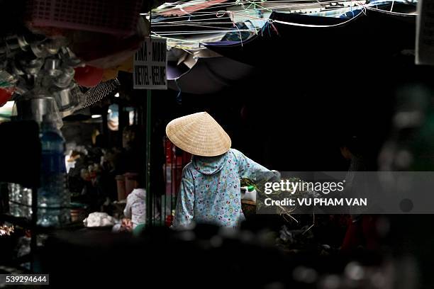 vegetable vendor at market - asian style conical hat stock pictures, royalty-free photos & images
