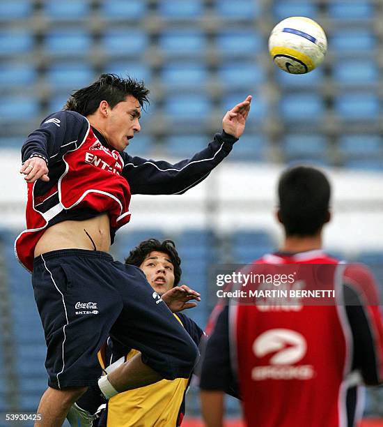 El chileno Mauricio Pinilla cabecea el balon durante una practica del seleccionado en Santiago, el 1? de septiembre de 2005. Chile enfrentara el...