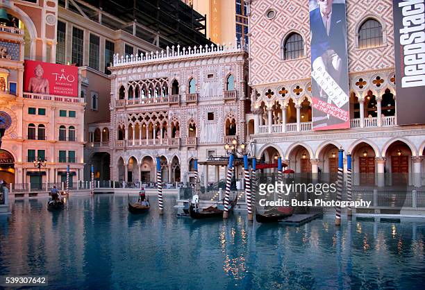 pools of water with gondolas by the venetian hotel resort, las vegas boulevard, las vegas, nevada, us - hotel venetian fotografías e imágenes de stock