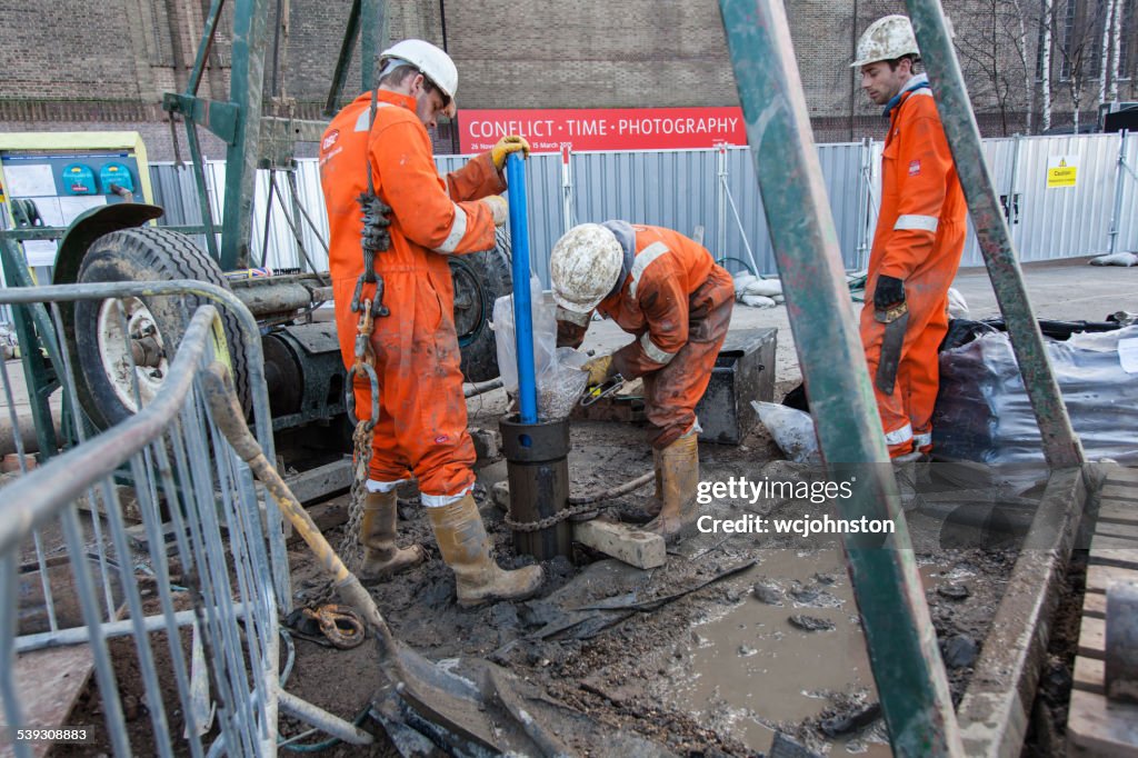 Trois Workmen et forage pétrolier