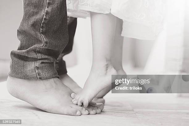 baile con su hija de padre - pies bailando fotografías e imágenes de stock