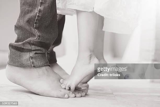 pai com a filha dançando - foot - fotografias e filmes do acervo