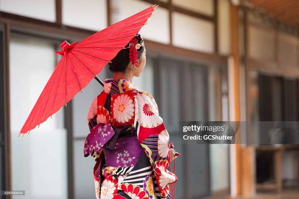 Chica en Kimono japonés en Templo de Chionji Hyakumanben, el Protocolo de Kyoto, Japón