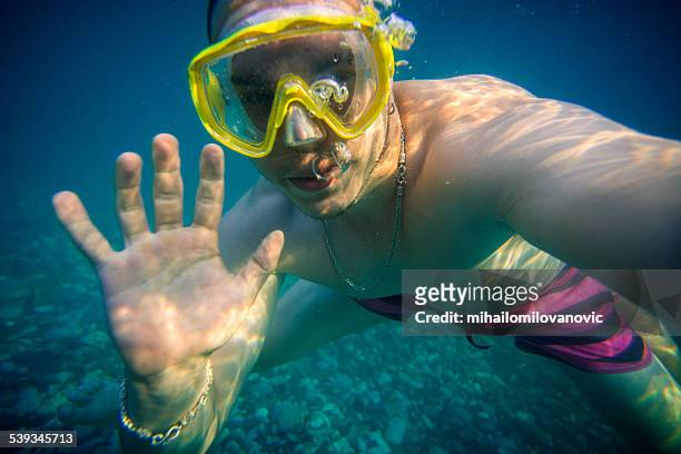 unterwasser selfie - underwater film camera stock-fotos und bilder