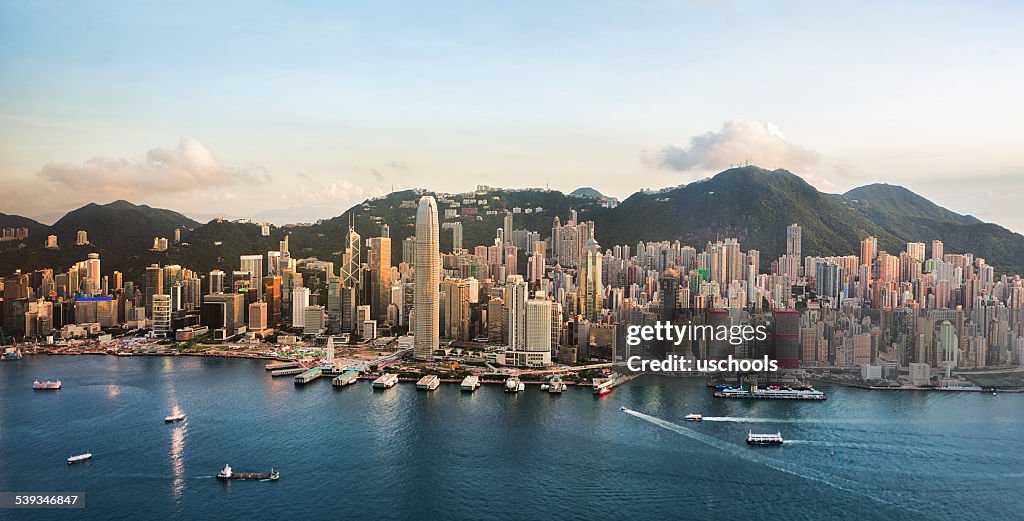 Paesaggio urbano di Hong Kong in una bella giornata (Panorama XL