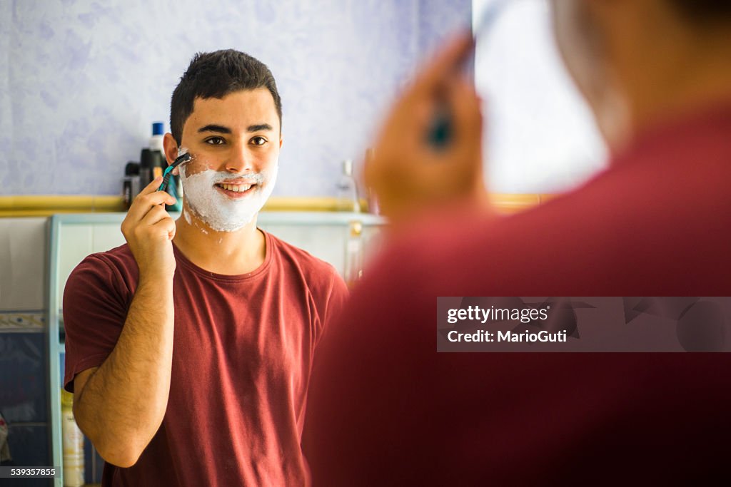 Joven afeitarse