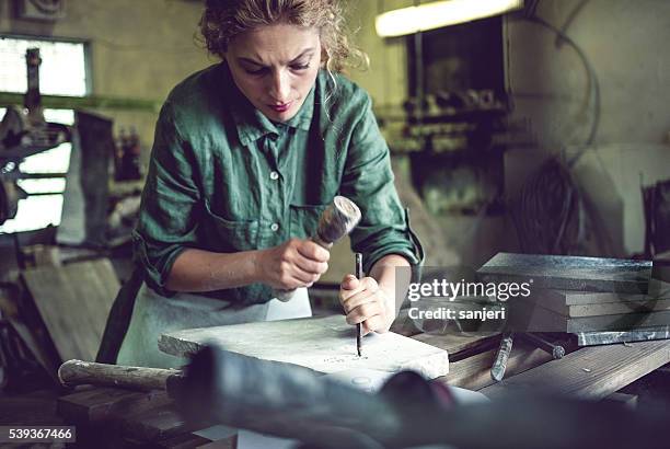 stonecutter retrato de mujer - sculptor fotografías e imágenes de stock