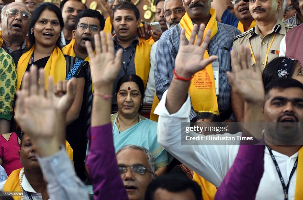 External Affairs Minister Sushma Swaraj Flags Off First Batch Of Kailash Manasarover Yatra 2016