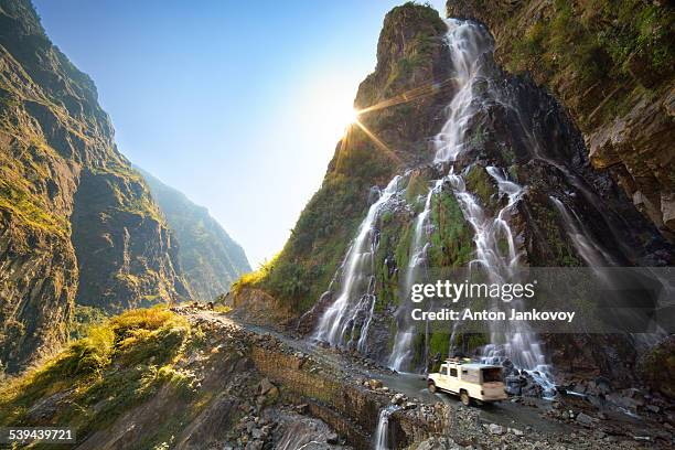 roadside waterfall - mountain road - fotografias e filmes do acervo