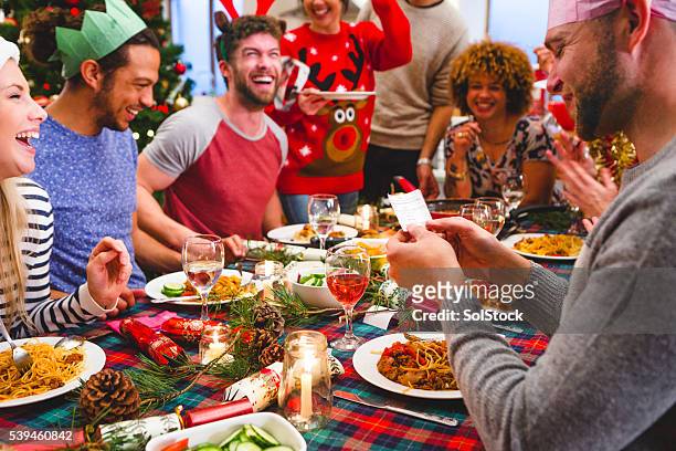 christmas cracker - reunion social gathering stock pictures, royalty-free photos & images