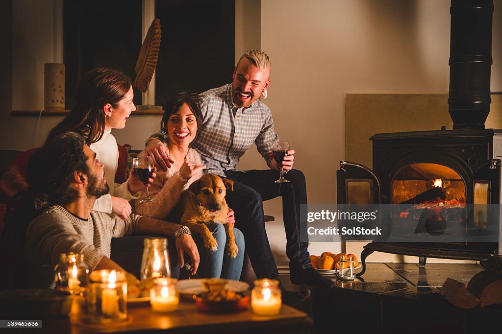 De bebidas junto a la chimenea acogedora