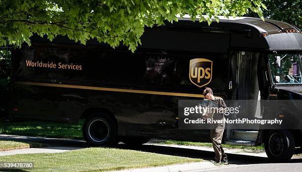 ups delivery - united parcel service stockfoto's en -beelden