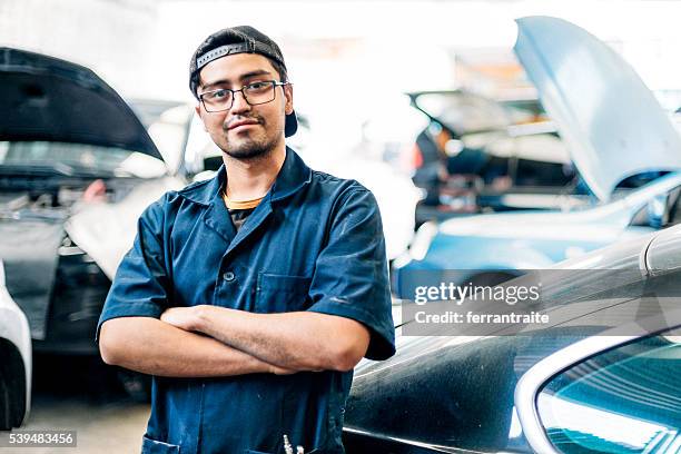 car mechanic in auto repair shop - mexican ethnicity 個照片及圖片檔