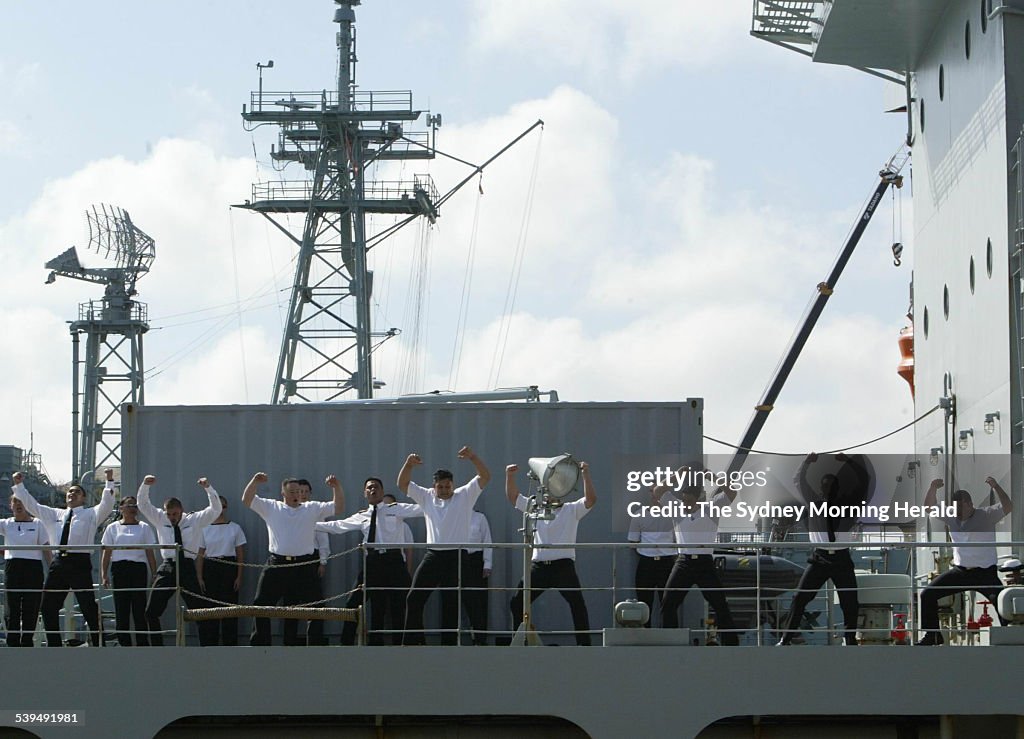 Traditional Maori Farewell for HMNZS Endeavour as it leaves Garden Island, Sydn