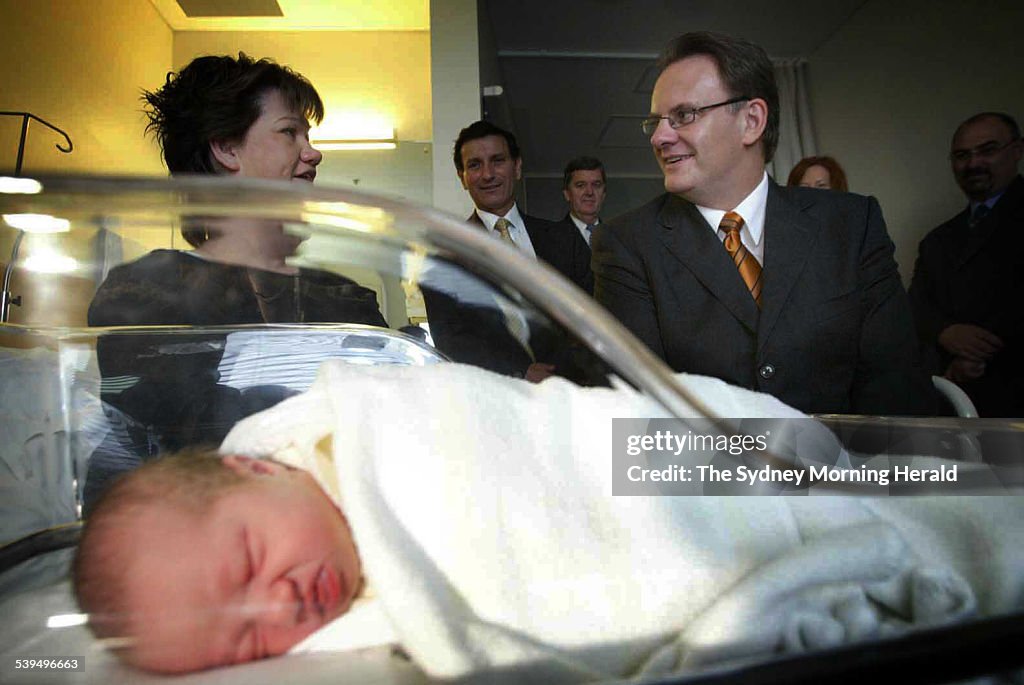 Federal Election 2004. Opposition Leader Mark Latham visiting Anne Bullamore and