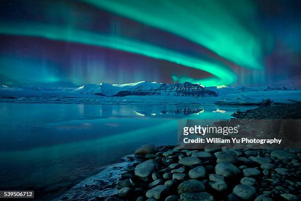 northern lights over jökulsárlón glacier lagoon - jokulsarlon lagoon fotografías e imágenes de stock