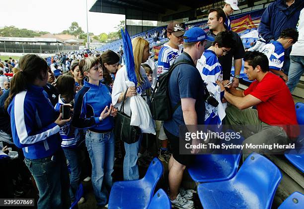 Canterbury Bulldogs having their team photo taken at Belmore Oval west of Sydney and meeting with their fans on 28 September 2004. The Canterbury...