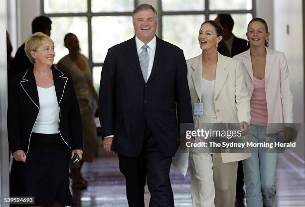 Kim Beazley walks to a press conference with deputy leader Jenny Macklin, wife Susie Annus and daughter Rachel, 28 January 2005. SMH Picture by...