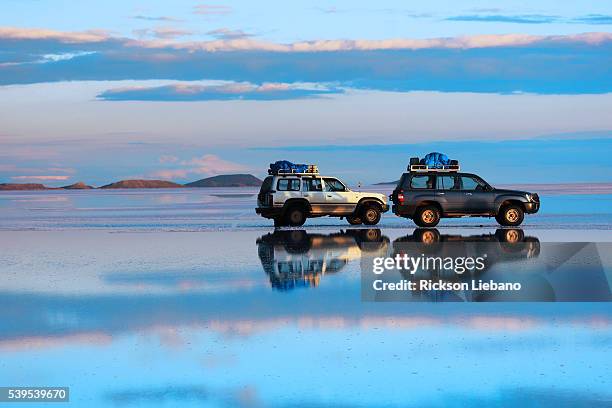 cars in the uyuni salt desert - cloud sales fotografías e imágenes de stock