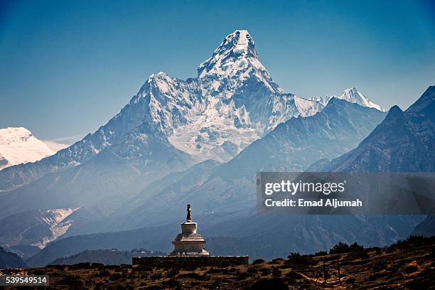 stupa in front of mt ama dablam, khumbu (everest) region, himalaya, nepal - lukla stock pictures, royalty-free photos & images