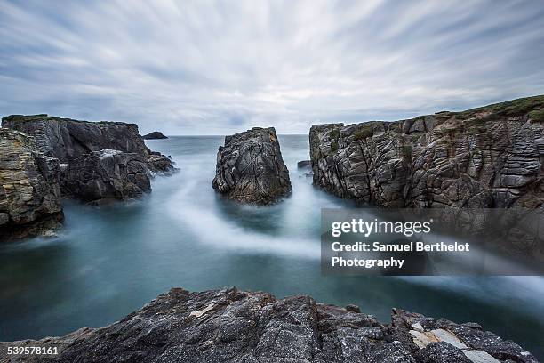 the gate at high tide - quiberon imagens e fotografias de stock