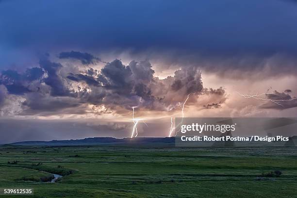storm with lightning over the frenchman river valley, grasslands national park - グラスランズ国立公園 ストックフォトと画像
