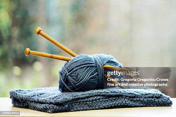 knitting needles in ball of yarn - aiguille à tricoter photos et images de collection