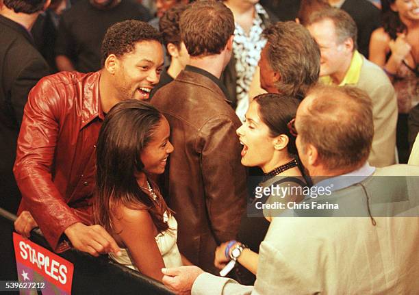 Will SMith with wife Jada Pinkett Smith talk with Salma Hayek and Jack Nicholson. In the background are Ed Norton and Dustin Hoffman.