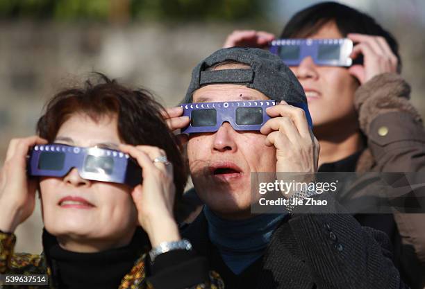 People observe an annular solar eclipse is observed in Dali, Yunnan province January 15, 2010. VCP