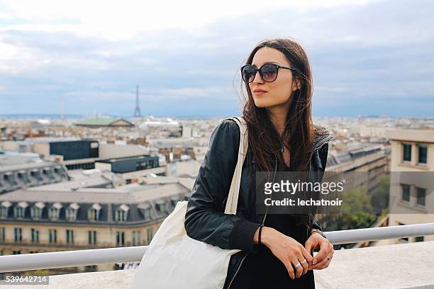 jovem mulher desfrutando a vista de paris - óculos escuros acessório ocular - fotografias e filmes do acervo