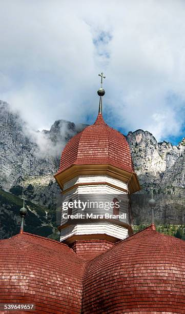 towers of st. bartholoma on lake konigssee, berchtesgaden national park, berchtesgadener land, upper bavaria, bavaria, germany - igreja de são bartolomeu berchtesgaden - fotografias e filmes do acervo