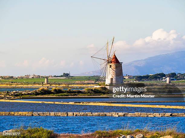 ettore infersa saltworks windmill, marsala, laguna dello stagnone, province of trapani, sicily, italy - marsala sicily stock-fotos und bilder