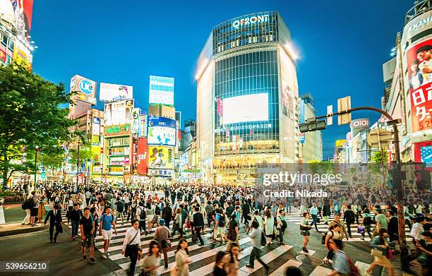 shibuya crossing in tokyo, japan - shibuya crossing stock pictures, royalty-free photos & images