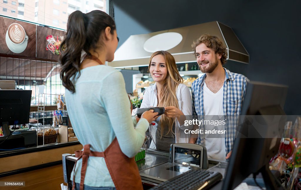 Casal de compras no supermercado de mercearia