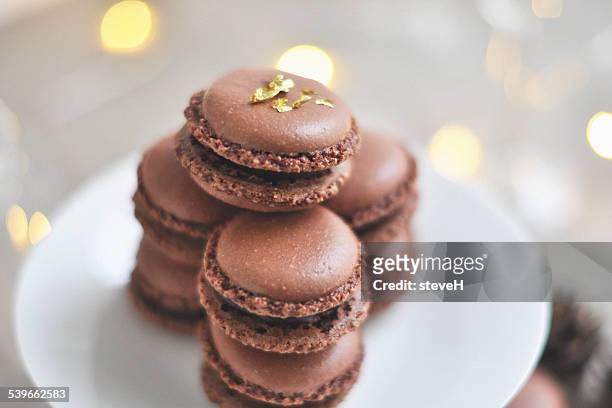 stack of chocolate macaroons on white plate - macaroon photos et images de collection