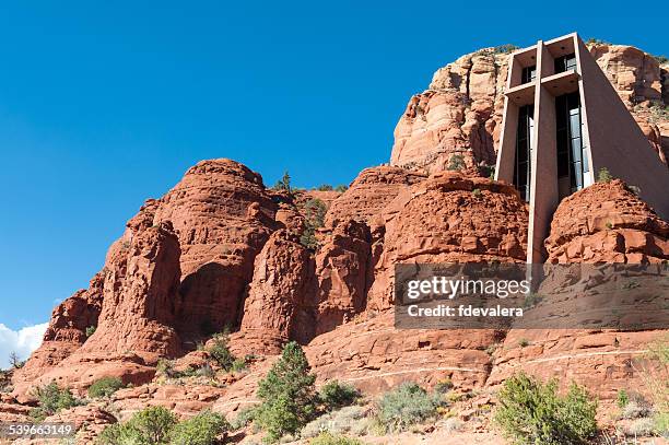 usa, arizona, yavapai county. sedona, view of chapel of holy cross - chapel of the holy cross - fotografias e filmes do acervo