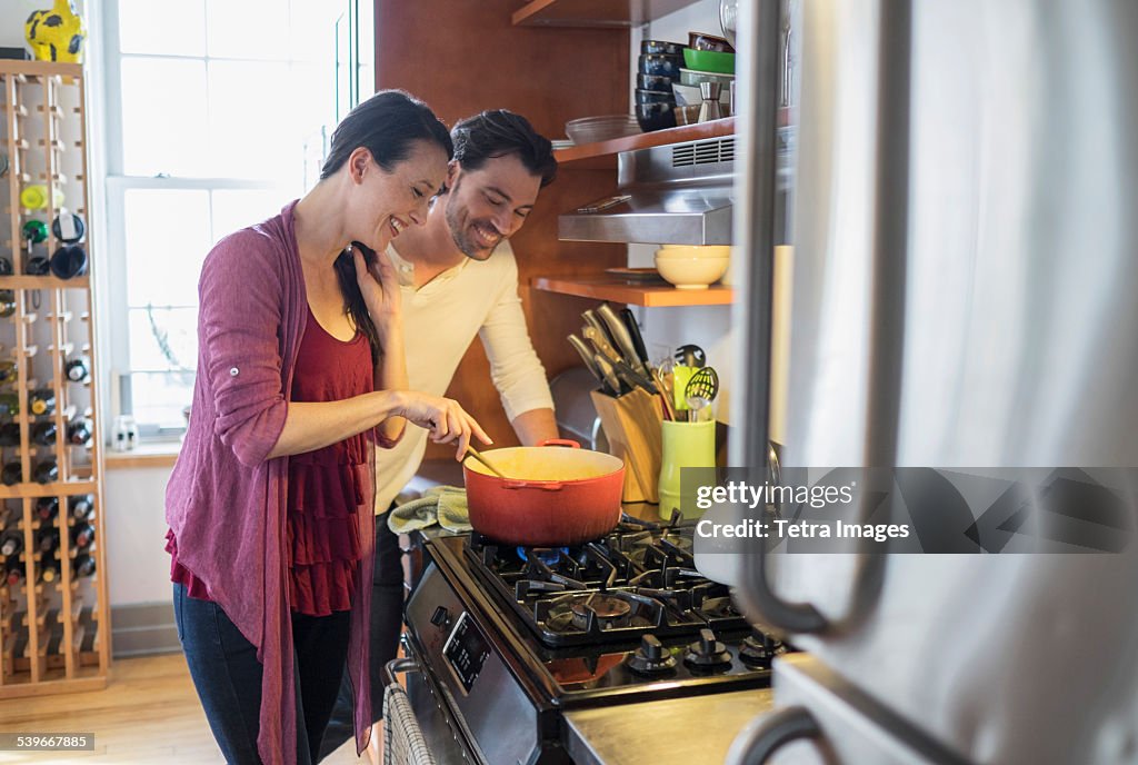 USA, New York State, New York City, Brooklyn, Happy couple preparing dinner