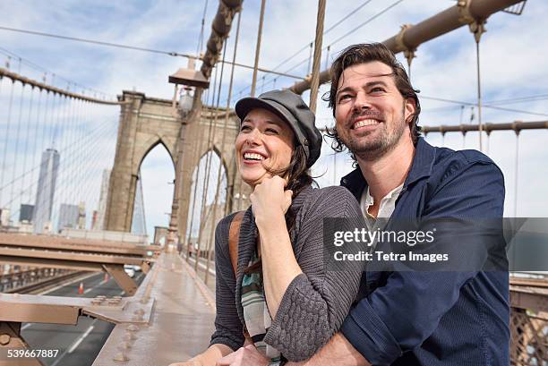 usa, new york state, new york city, brooklyn, happy couple on brooklyn bridge  - brooklyn skyline foto e immagini stock