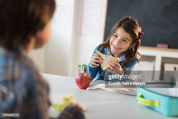 usa, new jersey, pupils (6-7) eating lunch in classroom - lunchlåda bildbanksfoton och bilder