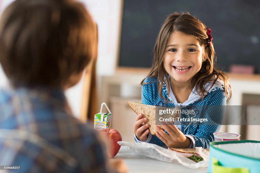 USA, New Jersey, Pupils (6-7) eating lunch in classroom