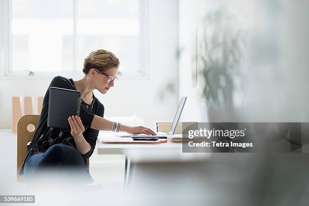 usa, new jersey, businesswoman using laptop in office - woman business desk front laptop office fotografías e imágenes de stock